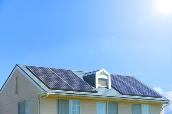 快晴の空とパネルの載った住宅屋根