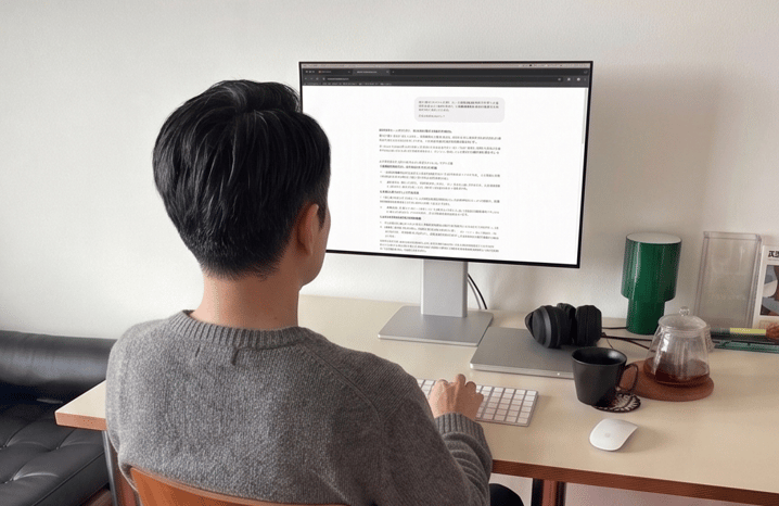 パソコン画面で情報を探す男性と「情報収集から決断まで」