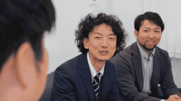 林氏のポートレート。にこやかに、日本のエネルギーの現状と課題について語っている様子。