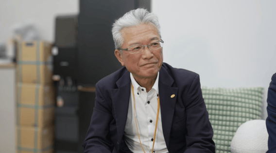 中西氏のポートレート。日本のエネルギーシステムの構造的な課題について真剣に耳を傾けている様子。