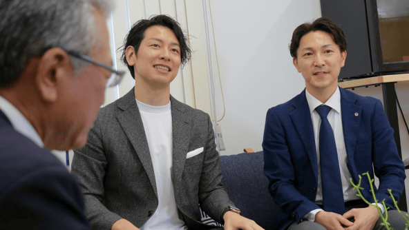 髙島氏(左)と鈴木氏(右)のポートレート。真剣な眼差しで、日本のエネルギーシステムの構造的な課題について熱く語っている様子。