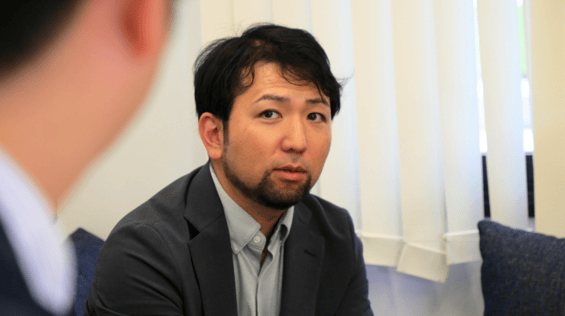 森氏のポートレート。真剣な眼差しで、日本のエネルギーの現状と課題について語っている様子。