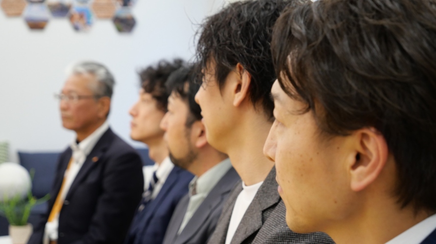 西原氏の問いかけに対し、真剣な視線を向ける5名の参加者。
