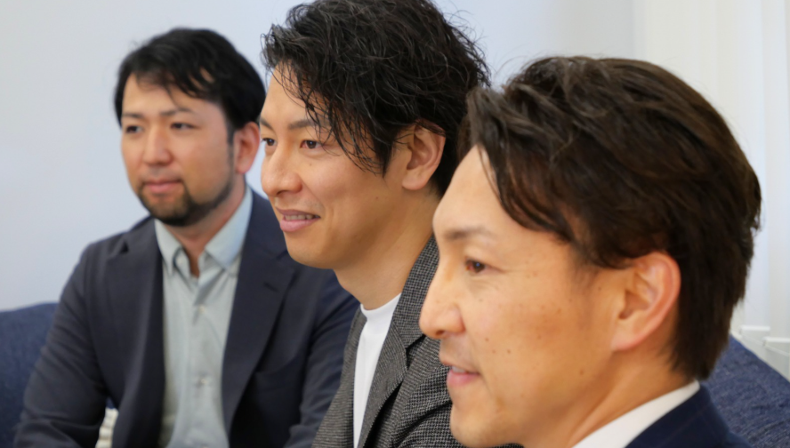 電力会社の比較サイト・プランに関するテーマで、真剣な表情で語り合う髙島氏、鈴木氏、森氏。