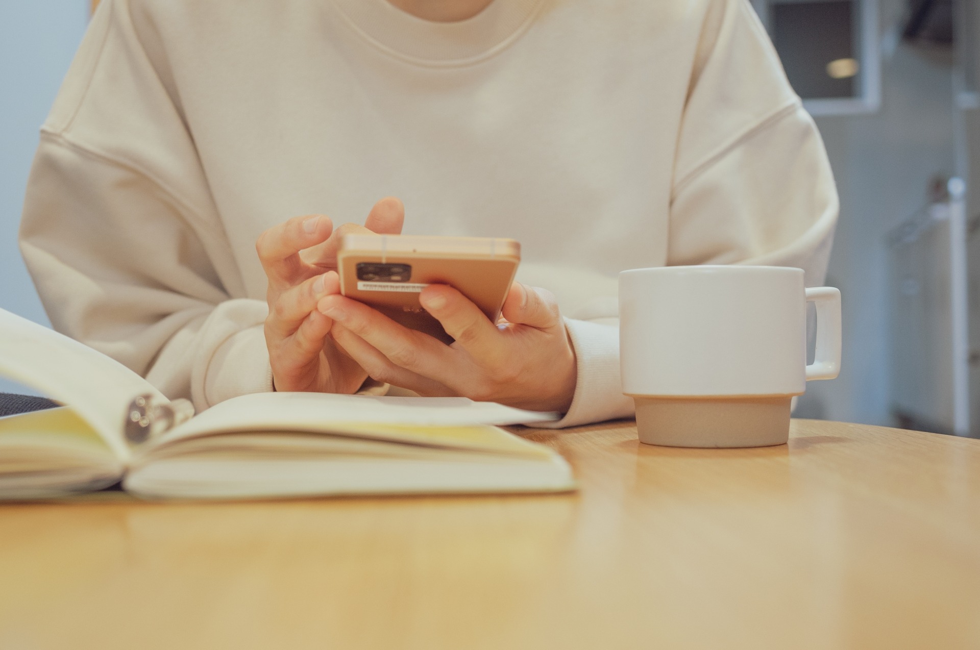 スマートフォンを操作して発電量をチェックする人の手元の様子。
